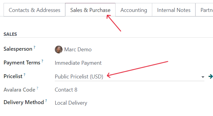 Odoo Sales 中客户详细信息表单中的价目表字段。